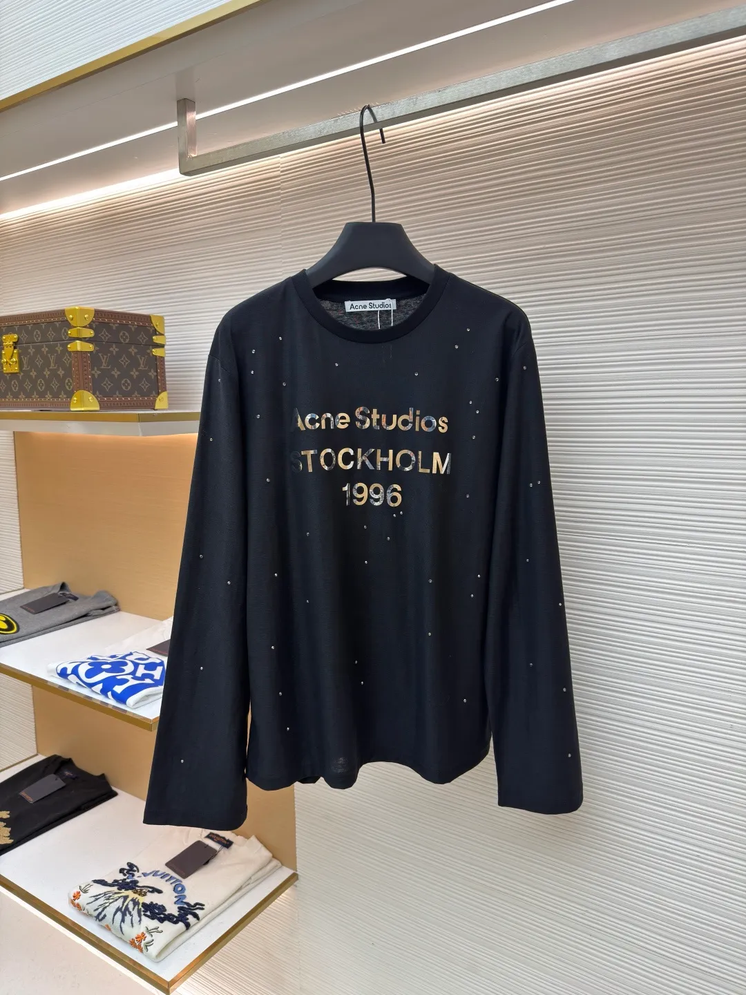 Acne Studios laser hot rhinestone long sleeves ●Original version: purchased and developed by 6519 ●Item number: 1682158-A15 ●Fabric: linen fabric ●Technology: Printed heat transfer ●Color: black ●Type: loose version ●Weight: about 215 grams ●Size: S-M-L ●Description: The original version was purchased from Hangzhou National Specialty School for 4700. The fabric is made of 85% cotton + 15% linen. Printed heat transfer technology + imported laser material. It is paired with positioning hot-drilling technology. Customized accessories. Same style for men and women. Full of street feel. The workmanship details are very good. The overall wiring is straight and delicate, the fabric is comfortable and soft, and the color is consistent without color difference. It can be matched with the same style to create a fashionable look and control various occasions. Customized accessories, complete with three standards, same style for men and women!